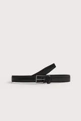 Cinturón de cuero negro con doble pespunte y hebilla metálica rectangular.