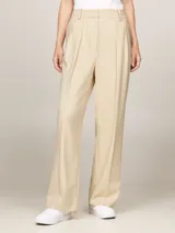 Pantalón de vestir color beige, de corte recto y tiro alto, con pinzas en la cintura y bolsillos laterales.