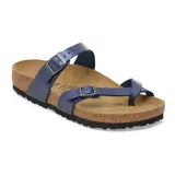 Sandalias Birkenstock modelo Mayari con diseño de tiras cruzadas en el empeine y sujeción para el dedo. Presentan acabado metalizado en color azul medianoche, hebillas metálicas ajustables y plantilla anatómica de corcho con suela de goma.