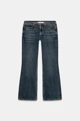 Jeans de tiro bajo color azul oscuro, con cinco bolsillos y cierre frontal de cremallera, botón interior y gancho metálico.