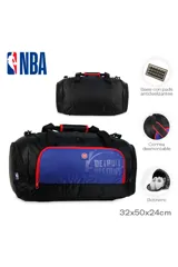 Bolso deportivo tipo duffel bag, color negro, con panel frontal azul y ribetes rojos. Presenta el logo de los Detroit Pistons en el panel azul. Incluye asas de mano y correa para hombro.