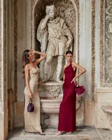 Vestido largo color borgoña, de corte ajustado, con un solo tirante, espalda descubierta y abertura lateral en la falda.