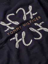 Vestido azul marino de corte recto con cuello redondo y mangas cortas. Estampado frontal con el logo de Tommy Hilfiger con detalles de cuerdas.