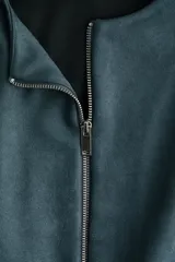 Chaqueta de punto pesado con escote redondo, cierre frontal y bolsillos laterales insertados. Diseño oversized con hombros caídos, puños y bajo elásticos.
