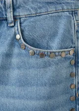 Jeans de denim celestes de tiro medio, diseño de corte recto y amplio con detalles de tachuelas en los bolsillos delanteros.