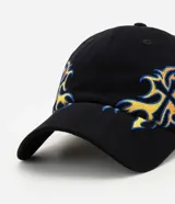 Gorra de algodón negra con visera curva y diseño estructurado, que presenta un bordado lateral con detalles tribales de fuego en tonos azules y dorados.