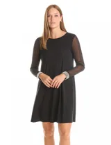 Vestido negro de seda fría con silueta evasé, cuello redondo y mangas largas de gasa transparente. Los puños son anchos y están decorados con una densa aplicación de perlas blancas.