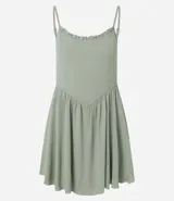 Enterito corto de viscosa color verde oliva, con breteles finos, escote con detalle de volados y corte entallado en la cintura con falda acampanada.