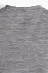 Remera deportiva de tejido funcional con tecnología DryMove para absorción de sudor, corte muscle fit, cuello redondo, manga corta y bajo recto con aberturas laterales.