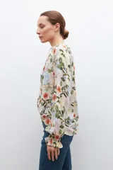 Blusa de manga larga con estampado floral multicolor y escote en V con lazo.