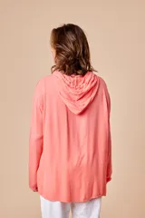 Sobrecamisa blanca de viscosa con capucha, cordón ajustable, bolsillos con apliques y botones metálicos.