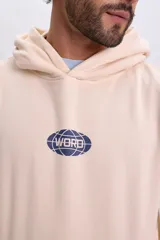 Hoodie de color crudo con capucha y estampa en la espalda con texto azul que dice "RETRO RIDE SEASON" y un diseño de globo terráqueo estilizado.