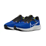 Championes de running Nike Pegasus 40 para hombre, color blanco con detalles en negro, verde neón y azul. Presentan un diseño de malla transpirable, logo Swoosh negro y mediasuela con tecnología Air Zoom.