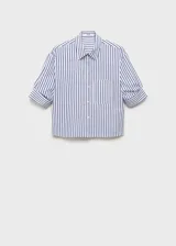 Camisa crop de corte recto confeccionada en mezcla de algodón, poliéster y viscosa. Presenta diseño de rayas verticales en azul y blanco, cuello camisero, bolsillo aplicado en el pecho y cierre delantero con botones.
