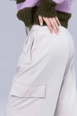 Pantalón de vestir color negro, de corte sastrero.