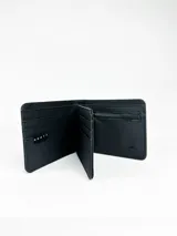 Billetera de hombre color negro, con diseño combinado de textura lisa y texturizada en el lateral, con el logo de la marca Rusty Co grabado.