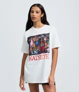 Remera blanca de algodón con cuello redondo y mangas cortas. Presenta un estampado fotográfico frontal de la banda Katseye con el nombre del grupo impreso en letras rojas en la parte inferior.