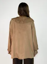 Blusa de satén color blanco con escote en V, cuello con volados y mangas largas con puños también decorados con volados.