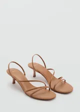 Sandalias de tacón kitten color marrón claro, con tiras finas y puntera cuadrada.