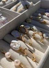 Aros colgantes con argolla dorada y perla barroca de río.