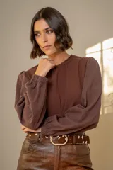 Remera de algodón con cuerpo en color beige y mangas largas abullonadas en color blanco. Presenta cuello redondo con frunces y puños elásticos.