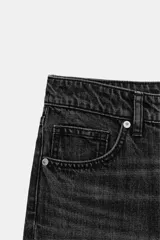 Jeans de tiro bajo y cinco bolsillos, de pierna ancha y larga. Cuenta con cierre frontal con cremallera y botón metálico.