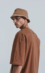 Remera de manga corta, corte crop y calce oversize, color marrón rojizo (mocca), con cuello redondo.