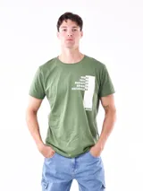 Remera de algodón color verde oliva, con cuello redondo y estampa frontal blanca con nombres de distritos de Nueva York.