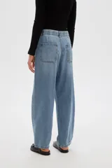 Pantalón de jean celeste de tiro alto, con corte recto y lazo ajustable en la cintura.