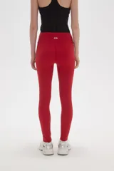 Calza deportiva de tiro alto, color rojo, confeccionada en poliamida con ajuste al cuerpo.