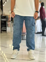 Pantalón cargo de jean azul con múltiples bolsillos en los laterales y diseño holgado.
