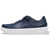 Championes Crocs modelo InMotion Pacer, de color lila con suela blanca. Cuentan con diseño de cordones elásticos y perforaciones laterales para mayor ventilación.