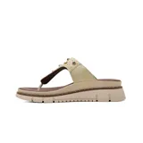 Sandalia tipo ojota de cuero beige con plataforma track, capellada decorada con tachas metálicas y piedras de colores.