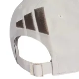 Gorra tipo béisbol color blanco con visera curva. Presenta el logo de Audi, el nombre Revolut y la inscripción F1 TEAM bordados en el frente, junto con el logo de adidas en la visera y el logo de Audi en el lateral.
