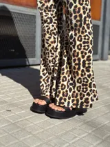 Sandalias negras de cuero con plataforma y pulsera al tobillo.