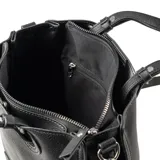 Cartera tipo tote de símil cuero color negro, con doble asa corta y correa larga regulable extraíble. Tiene tres compartimentos internos, uno con cierre, y cierre principal con botón imantado.