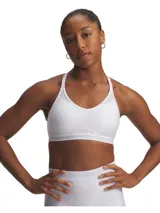 Top deportivo Under Armour con diseño de espalda cruzada, escote en V y paneles de malla transpirable en el escote y bajo el busto. Cuenta con banda elástica inferior con logo visible y copas extraíbles.