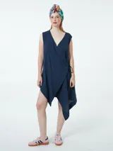 Vestido corto azul marino, cruzado con lazo ajustable en la cintura y escote en V.