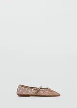 Zapato chatito de malla color beige, con puntera fina y tira sobre el empeine con hebilla.