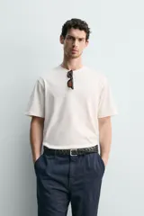 Camiseta de corte relajado confeccionada en algodón, con cuello redondo acabado en rib y manga corta.