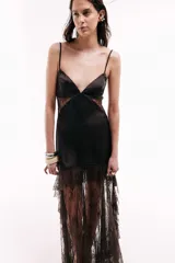 Vestido largo marrón con escote en V, breteles finos regulables y detalles de encaje en los laterales y el ruedo.