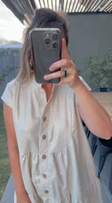 Vestido corto de lino con lurex, con cuello mao, mangas cortas y falda escalonada con volantes.