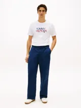Remera de manga corta Tommy Hilfiger de color blanco, con cuello redondo y el logotipo de la marca estampado en el pecho en tonos azul y rojo.