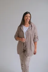 Campera tipo parka liviana color visón, con cierre frontal, capucha con cordones ajustables y mangas 3/4 con detalle de trabilla. Presenta un diseño holgado y casual.