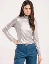 Polera dorada de cuello alto y manga larga, confeccionada en tejido elastizado con terminación metalizada.