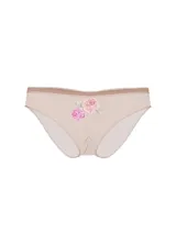 Panty tipo bikini confeccionado en malla elástica de tono rosado, con detalles de ribete picot y un delicado parche bordado de rosas en la parte frontal.