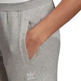 Pantalón de jogging gris con cintura elástica ajustable con cordón, bolsillos laterales y logo de Adidas bordado en la pierna izquierda.