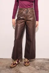 Pantalón marrón de cuero vegano, corte wide leg y tiro medio.