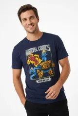 Remera azul marino de manga corta y cuello redondo, con estampa frontal vintage de los Cuatro Fantásticos de Marvel Comics.