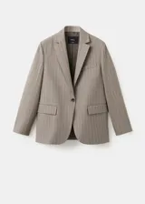 Blazer Sol de corte sastrero con diseño de rayas diplomáticas, solapas de muesca, cierre frontal de un botón y bolsillos con solapa.